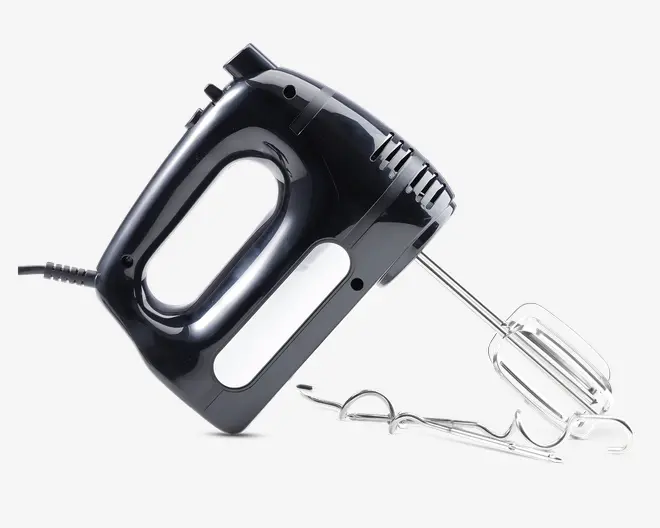 Sort og hvid håndholdt elektrisk mixer med ergonomisk håndtag. Mixeren har to aftagelige piskeris i rustfrit stål og en ledning, der går ud bagpå. På siden er der et ventileret område til køling og en stor hvid knap, som sandsynligvis bruges til hastighedsregulering eller frigørelse af piskerisene. Designet er moderne og velegnet til at blande, piske og røre ingredienser.
