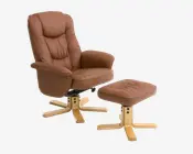 En polstret lænestol med høj ryg og bløde armlæn samt en matchende fodskammel, begge betrukket med blødt brunt læder. Stolen og skamlen har dybe syninger for ekstra komfort og står på solide, lyse træbaser med fire ben, hvilket giver stabilitet og et moderne udtryk.