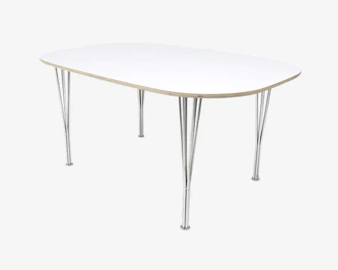 Rektangulært bord med afrundede hjørner, glat hvid bordplade og tynde, skråtstillede kromben. Bordpladen har en slank profil med en lys træ-kant, hvilket giver et moderne og minimalistisk udtryk.