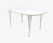 Rektangulært bord med afrundede hjørner, glat hvid bordplade og tynde, skråtstillede kromben. Bordpladen har en slank profil med en lys træ-kant, hvilket giver et moderne og minimalistisk udtryk.