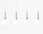 Sæt med fire pendellamper med slanke kromstænger og runde, matterede glasskærme. Designet er moderne og minimalistisk, og hver lampe hænger ned fra en lige stang. Det matterede glas giver et blødt og varmt lys.