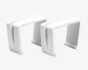 Sæt med to hvide, U-formede plastikbeslag med glatte overflader og afrundede kanter. Hvert beslag har en bred, flad top og to lodrette sider, designet til at passe sikkert over en kant eller hylde. Konstruktionen virker robust, og overfladen er mat, hvilket giver et rent og moderne udseende.