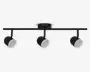 Moderne loftmonteret spotlysarmatur med tre justerbare cylindriske spotlys. Armaturet har en mat sort finish med hvide indvendige reflektorer i hver spot, hvilket giver mulighed for retningsbestemt belysning. Lysene er monteret på en lige, vandret skinne, som er forbundet til en rund loftsroset. Velegnet til accent- eller arbejdsbelysning i moderne indretninger.