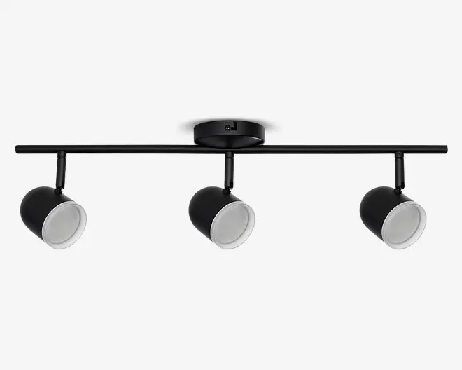 Moderne loftmonteret spotlysarmatur med tre justerbare cylindriske spotlys. Armaturet har en mat sort finish med hvide indvendige reflektorer i hver spot, hvilket giver mulighed for retningsbestemt belysning. Lysene er monteret på en lige, vandret skinne, som er forbundet til en rund loftsroset. Velegnet til accent- eller arbejdsbelysning i moderne indretninger.