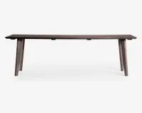 Rektangulært bord i træ med en glat, mørkebrun overflade. Bordpladen er flad med rene, lige kanter. Bordet står på fire skråtstillede ben, som er let tilspidsede, hvilket giver et moderne og minimalistisk udtryk. Designet er enkelt og funktionelt, velegnet til spise- eller arbejdsbrug.