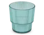 Et transparent, lyseblåt drikkeglas med lodret rillet tekstur. Glasset har en cylindrisk form og en markant vandret kant omkring midten, som deler det rillede mønster i to sektioner. Designet giver glasset et moderne og stilfuldt udtryk.