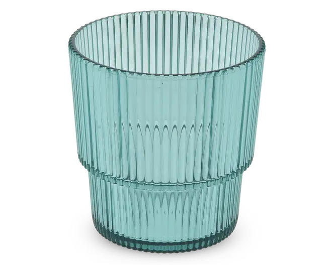 Et transparent, lyseblåt drikkeglas med lodret rillet tekstur. Glasset har en cylindrisk form og en markant vandret kant omkring midten, som deler det rillede mønster i to sektioner. Designet giver glasset et moderne og stilfuldt udtryk.