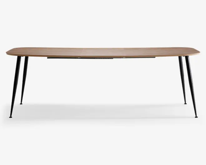 Rektangulært bord med lys træbordplade og sorte metalben. Bordpladen har en glat, naturlig finish med let afrundede kanter. Benene er skråtstillede og giver et moderne og stabilt udtryk. Designet er minimalistisk og passer til moderne indretning.