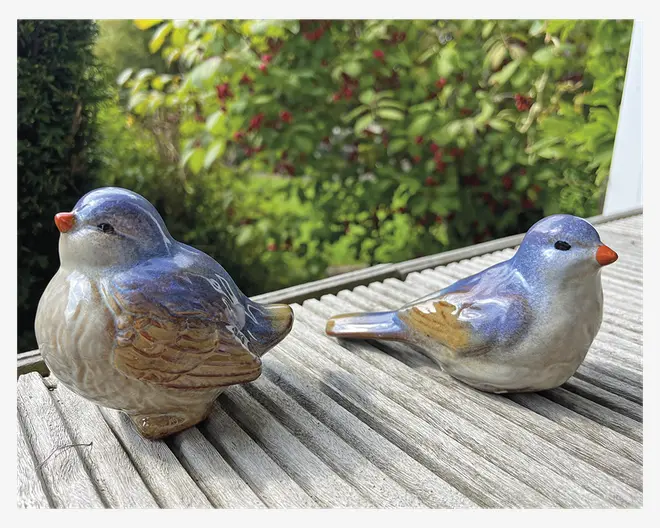 Keramik fugl sand/blå H.10 cm