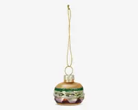 Et glasornament formet og malet som en burger med lag i brune nuancer til bollen, grøn glimmer til salat, gul til ost og rød til tomat. Ornamentet har en blank overflade og leveres med en gylden ophængssnor fastgjort til en metalhætte.