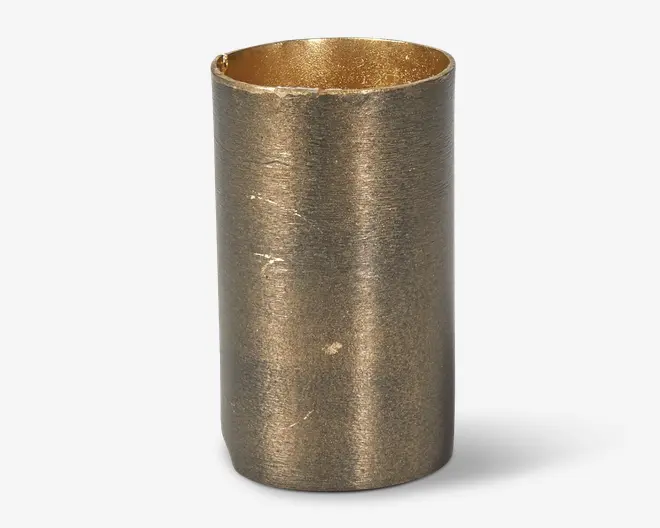 En kort, cylindrisk metalskål med mat sølvfarvet yderside og gylden inderside, vist med en let ujævn overkant og et enkelt åbent design.