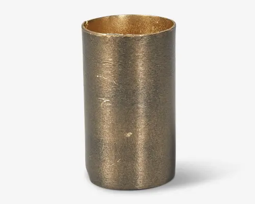 En kort, cylindrisk metalskål med mat sølvfarvet yderside og gylden inderside, vist med en let ujævn overkant og et enkelt åbent design.
