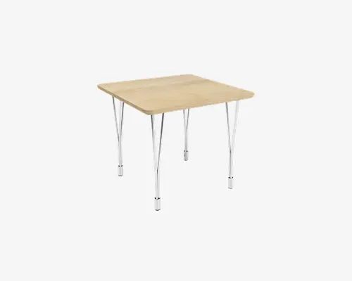 Firkantet bord med bordplade i lyst træ og fire ben i krommetal. Bordpladen har en glat, naturlig overflade med let afrundede kanter. Benene er lige, blanke og giver et moderne, minimalistisk udtryk. Bordet fremstår solidt og egner sig til både spise- eller arbejdsbrug.