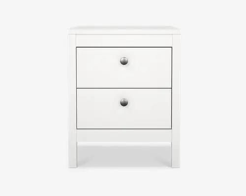 Et lille, hvidt sengebord med et enkelt, moderne design. Det har to rummelige skuffer, hver med et rundt, metalgreb. Bordet har lige ben og en glat, flad top, der er velegnet til at placere ting som en lampe eller vækkeur.
