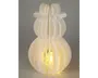 Lampe med en skulpturel, snemand-lignende form lavet af sammenlåsende hvide paneler. Panelerne er jævnt fordelt og skaber en rillet, åben struktur, der lader lyset skinne igennem. Pæren er synlig indeni og udsender et varmt, diffust skær. Designet er moderne og dekorativt, velegnet som et accentstykke i nutidige indretninger.