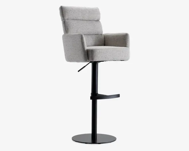 Moderne stol med høj ryg og armlæn, polstret med lysegråt stof. Sædet og ryggen er polstrede for komfort og har vandrette syninger. Stolen har en sort metalfod med rund fodstøtte og rund base for stabilitet. Højden kan justeres med et håndtag under sædet.