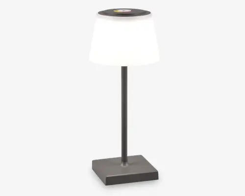 Moderne bordlampe med en firkantet, børstet metalfod og en slank, lige metalstang. Lampen har en hvid, cylindrisk lampeskærm med en flad sort skive på toppen, hvilket giver et moderne og minimalistisk udtryk. Designet er stilrent og velegnet til skriveborde eller sengeborde.