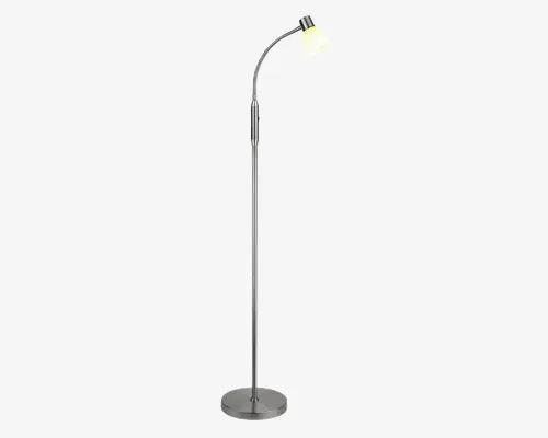Høj, moderne standerlampe med slankt, kromfarvet metalstel. Lampen har en rund, stabil fod og en let buet hals, der fører op til en lille, mat glaslampeskærm. Designet er minimalistisk og moderne, hvilket passer til mange forskellige indretninger.
