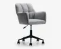 En moderne kontorstol med lysegråt polstret stof, der har en blød sæde- og ryghynde med diskrete knapdetaljer. Stolen har polstrede armlæn for ekstra komfort og står på en sort femstjernet fod med glidende hjul. Højden kan justeres med et håndtag under sædet.