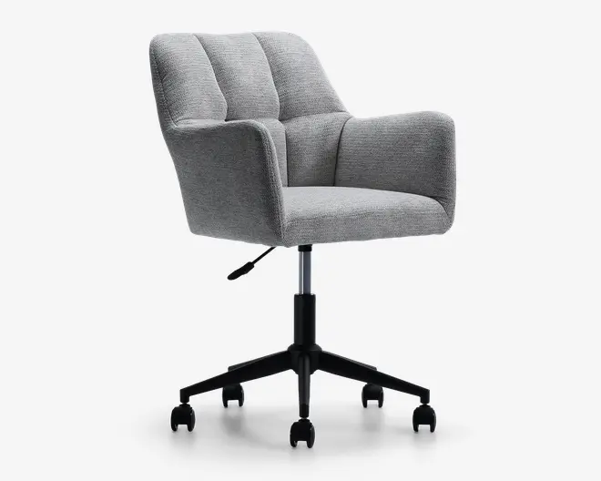 En moderne kontorstol med lysegråt polstret stof, der har en blød sæde- og ryghynde med diskrete knapdetaljer. Stolen har polstrede armlæn for ekstra komfort og står på en sort femstjernet fod med glidende hjul. Højden kan justeres med et håndtag under sædet.