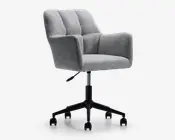En moderne kontorstol med lysegråt polstret stof, der har en blød sæde- og ryghynde med diskrete knapdetaljer. Stolen har polstrede armlæn for ekstra komfort og står på en sort femstjernet fod med glidende hjul. Højden kan justeres med et håndtag under sædet.