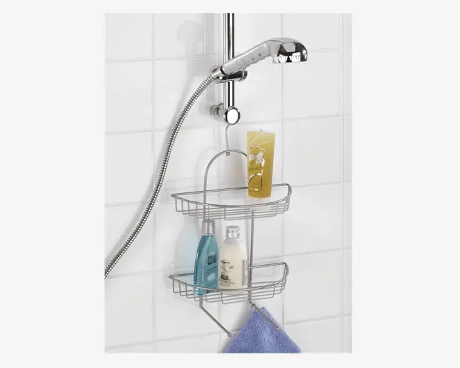 Et to-etagers brusehylde i metal med kromfinish, designet til at hænge på brusehovedet. Hylden har to trådkurve til opbevaring af flasker og toiletartikler samt en nedre krog til ophæng af for eksempel en vaskeklud eller svamp. Det åbne tråddesign sikrer dræning og luftcirkulation, så tingene holdes tørre.