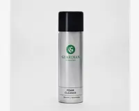 En høj, cylindrisk sølvfarvet spraydåse med sort låg. Dåsen har et grønt logo og mærket 'Guardian Furniture Care' trykt på forsiden. Nederst på dåsen står der 'Foam Cleaner' med fed sort skrift, og der er yderligere tekst i mindre skrift nedenunder. Designet er stilrent og moderne med en metallisk overflade.