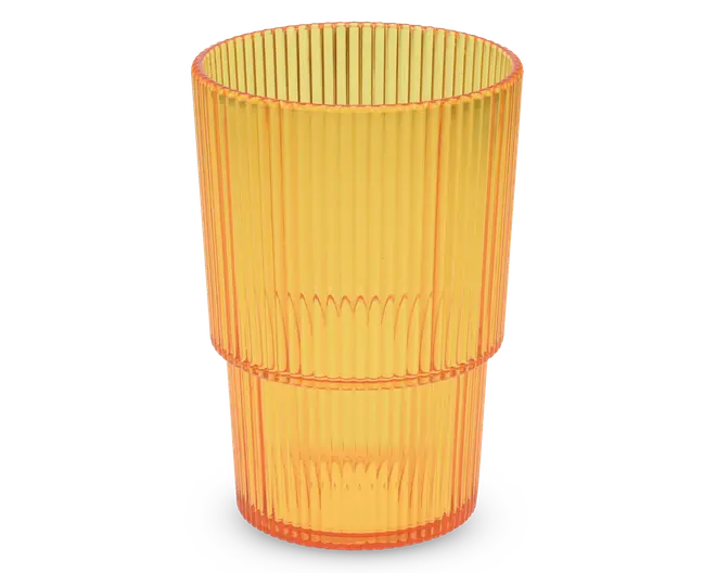 Højt drikkeglas lavet af gennemsigtigt orange materiale med lodrette riller hele vejen rundt, hvilket giver et bedre greb og et moderne udseende. Glasset har en let udvidet kant og et stabelbart design med en diskret kant midt på glasset.