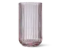 Højt, cylindrisk glas med let lyserød farvetone og lodret rillet struktur over hele overfladen. Bunden er en smule tykkere og afrundet, hvilket giver stabilitet. Glasset har et moderne, elegant udseende med en klar, blank finish.