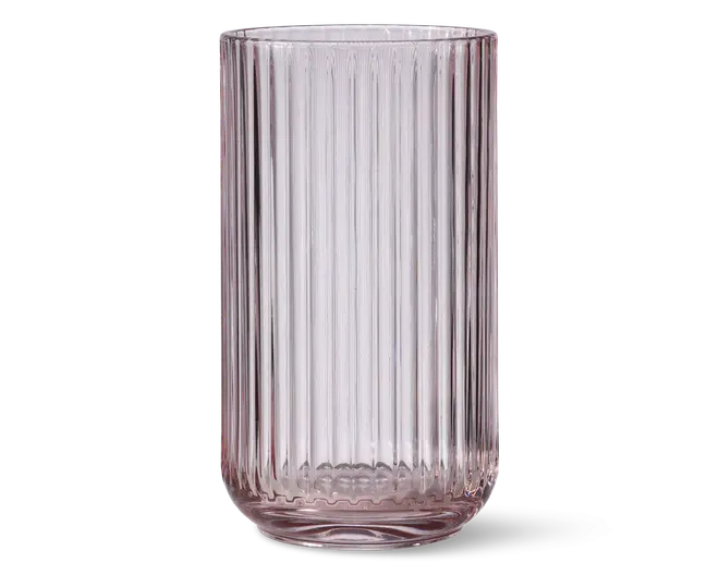 Højt, cylindrisk glas med let lyserød farvetone og lodret rillet struktur over hele overfladen. Bunden er en smule tykkere og afrundet, hvilket giver stabilitet. Glasset har et moderne, elegant udseende med en klar, blank finish.