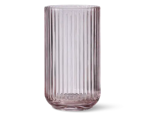 Højt, cylindrisk glas med let lyserød farvetone og lodret rillet struktur over hele overfladen. Bunden er en smule tykkere og afrundet, hvilket giver stabilitet. Glasset har et moderne, elegant udseende med en klar, blank finish.