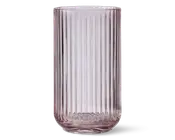 Højt, cylindrisk glas med let lyserød farvetone og lodret rillet struktur over hele overfladen. Bunden er en smule tykkere og afrundet, hvilket giver stabilitet. Glasset har et moderne, elegant udseende med en klar, blank finish.