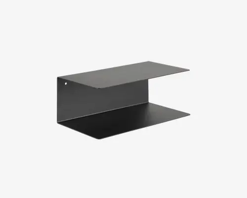 Minimalistisk, rektangulær væghylde lavet af mat sort metal. Hylden har et moderne, geometrisk design med to flade overflader, én øverst og én nederst, forbundet af en lodret plade i den ene side. De rene linjer og åbne sider giver et stilrent, moderne udtryk, velegnet til at vise eller opbevare små genstande.