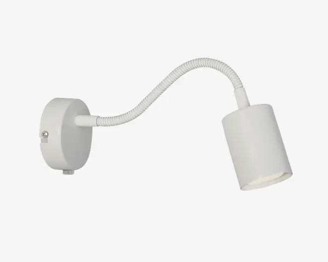 En moderne vægmonteret lampe med mat hvid finish. Lampen har en fleksibel, bøjelige arm (gooseneck), der gør det muligt at justere den cylindriske lampehoveds position. Basen er rund med en synlig skrue til montering. Designet er minimalistisk og funktionelt, velegnet til arbejds- eller læsebelysning.