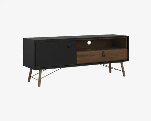 Rektangulært tv-bord med moderne design, der har en mat sort finish på venstre skabslåge og ramme samt valnøddefinish på den højre åbne hylde og skuffe. Bordet har et sort håndtag på skabslågen og en sort trækstrop på skuffen. Der er et rundt hul til kabelgennemføring bag på den åbne hylde. Møblet står på fire skrå metalben med kromfinish, hvilket giver stabilitet og et moderne udtryk.