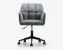 En moderne kontorstol med polstret, kvadratsyet ryglæn og sæde betrukket med gråt tekstil. Stolen har buede armlæn for ekstra komfort og står på en sort fembenet fod med glidende hjul. Højden kan justeres med et håndtag under sædet.