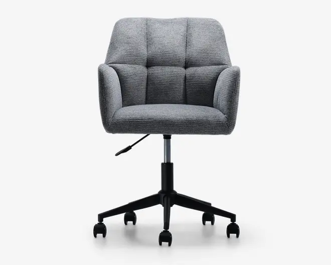 En moderne kontorstol med polstret, kvadratsyet ryglæn og sæde betrukket med gråt tekstil. Stolen har buede armlæn for ekstra komfort og står på en sort fembenet fod med glidende hjul. Højden kan justeres med et håndtag under sædet.
