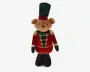 Bamse med blød, lysebrun pels iført en festlig soldateruniform. Uniformen består af en høj mørkegrøn hat med rød bånd, en rød velourjakke med guldfarvede detaljer og grønne accenter samt sorte støvler med guldsnørebånd. Bamsen har et venligt, broderet ansigt.