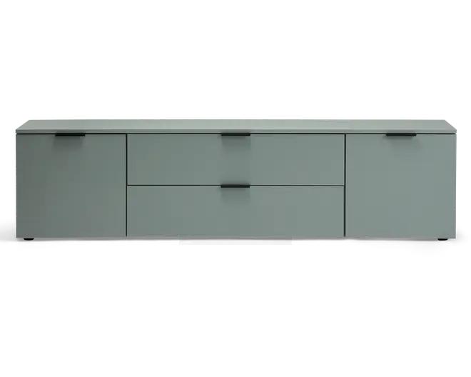 Et moderne, lavt opbevaringsmøbel i en afdæmpet grøn farve med mat finish. Møblet har to store låger i hver side og to rummelige, centralt placerede skuffer oven på hinanden. Hver låge og skuffe har et minimalistisk sort greb, og det samlede design er strømlinet og uden synlige håndtag bortset fra de små greb. Overfladen er flad og glat, velegnet til dekoration eller elektronik.