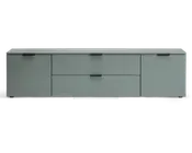 Et moderne, lavt opbevaringsmøbel i en afdæmpet grøn farve med mat finish. Møblet har to store låger i hver side og to rummelige, centralt placerede skuffer oven på hinanden. Hver låge og skuffe har et minimalistisk sort greb, og det samlede design er strømlinet og uden synlige håndtag bortset fra de små greb. Overfladen er flad og glat, velegnet til dekoration eller elektronik.