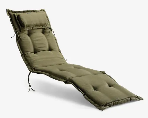 Olivengrøn, tykt polstret hynde designet til en liggestol. Har et segmenteret design med syede knapper for ekstra komfort og støtte, inklusive en indbygget hovedpude. Hynden har bindebånd i siderne til fastgørelse på stolen og er formet, så den passer til en liggestols kontur. Stoffet virker slidstærkt og egnet til både indendørs og udendørs brug.
