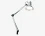 Justerbar skrivebordslampe i sølvfarvet metal med fjederafbalanceret arm og stor, konisk lampeskærm. Lampen har flere led, der giver fleksibel placering, samt en klemmefod, så den kan fastgøres sikkert til kanten af et bord eller skrivebord. Designet gør det nemt at rette lyset præcist, hvilket er ideelt til arbejdsopgaver.