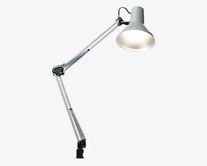 Justerbar skrivebordslampe i sølvfarvet metal med fjederafbalanceret arm og stor, konisk lampeskærm. Lampen har flere led, der giver fleksibel placering, samt en klemmefod, så den kan fastgøres sikkert til kanten af et bord eller skrivebord. Designet gør det nemt at rette lyset præcist, hvilket er ideelt til arbejdsopgaver.