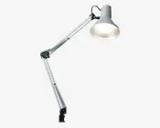 Justerbar skrivebordslampe i sølvfarvet metal med fjederafbalanceret arm og stor, konisk lampeskærm. Lampen har flere led, der giver fleksibel placering, samt en klemmefod, så den kan fastgøres sikkert til kanten af et bord eller skrivebord. Designet gør det nemt at rette lyset præcist, hvilket er ideelt til arbejdsopgaver.