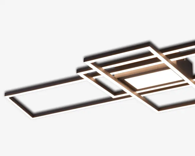 Moderne loftarmatur med et geometrisk design bestående af flere krydsende rektangulære rammer. Rammerne er oplyst langs kanterne, hvilket giver et stilrent og nutidigt udtryk. Armaturet har en mat sort eller mørk metalfinish, og det integrerede LED-lys giver jævn, diffus belysning. Perfekt til at tilføje et arkitektonisk og elegant element til stue eller kontor.