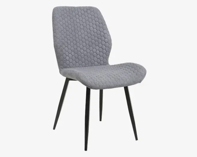 Stol med polstret sæde og ryglæn betrukket med lysegråt stof med bikubeformet quiltet mønster. Stolen har en let buet ryg for ergonomisk støtte og står på fire slanke, sorte metalben, der er let udadgående for stabilitet.