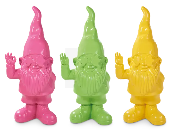 Tre havegnom-figurer vises, hver med en blank overflade og et muntert udtryk. Gnomerne har lange, spidse hatte, buskede skæg og vinker med højre hånd. Farverne er klare og ensartede: én er pink, én er grøn, og én er gul. Alle tre har identiske træk og positur, og adskiller sig kun i farven.