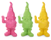 Tre havegnom-figurer vises, hver med en blank overflade og et muntert udtryk. Gnomerne har lange, spidse hatte, buskede skæg og vinker med højre hånd. Farverne er klare og ensartede: én er pink, én er grøn, og én er gul. Alle tre har identiske træk og positur, og adskiller sig kun i farven.