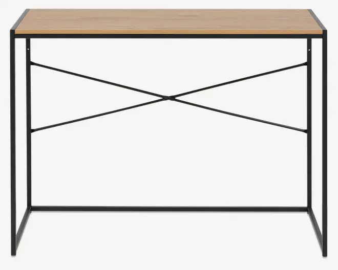 Rektangulært bord med en lys træbordplade og en minimalistisk sort metalramme. Rammen har et åbent design med krydsafstivning på siderne og bagpå for ekstra stabilitet. Bordet har rene linjer og et moderne, industrielt udtryk.