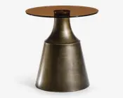Et moderne sidebord med en konisk base i børstet messingfinish og en let tekstureret overflade. Bordpladen er rund og lavet af tonet glas, understøttet af en lille, central trædetalje. Designet kombinerer metal og glas for et elegant og nutidigt udtryk.